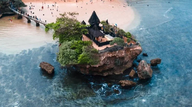 Pesona Pantai Balekambang, Wisata 'Tanah Lot' Versi Jawa Timur