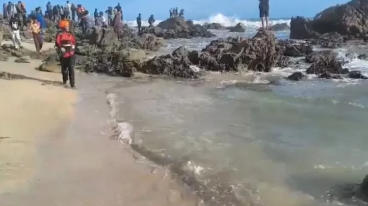 WNA China Terseret Arus di Pantai Cibobos Lebak