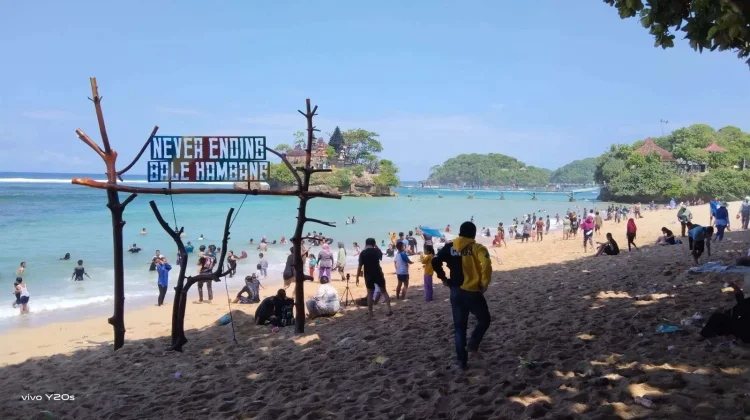 Wisatawan Pantai Balekambang Alami Peningkatan