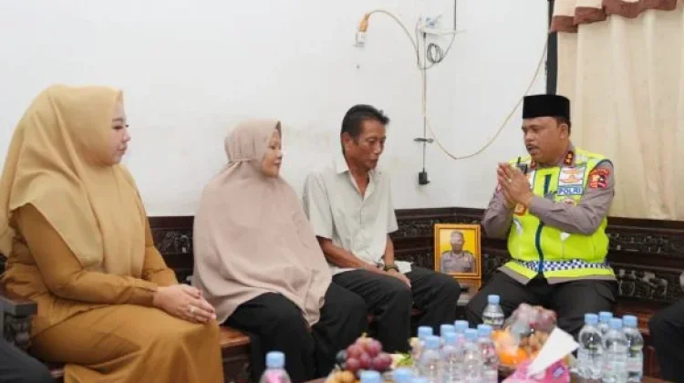 Kakorlantas Silaturahmi ke Rumah Duka Bripka Fajar, Sampaikan Rasa Belasungkawa