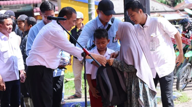 Mentan Amran Salurkan Rp1 Miliar ke Warga Terdampak Bencana di Padang