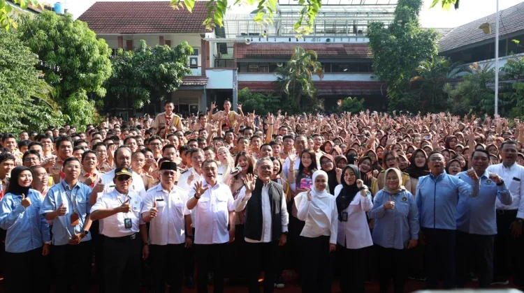 Turun ke Bekasi, Menko Pangan Sosialisasi MBG dan Cek Koperasi Merah Putih