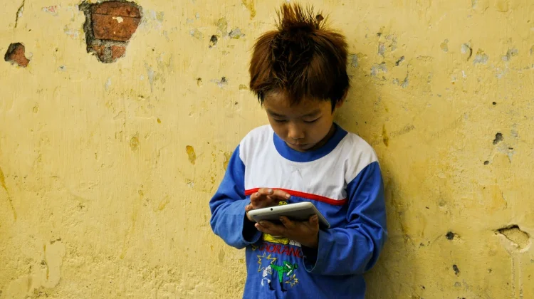 Menkomdigi Soroti Regulasi AI dan Perlindungan Anak di Layanan Digital