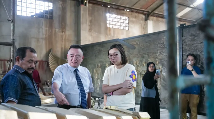 Wamen Ekraf Tinjau Penyempurnaan Chattra Borobudur di Studio Patung Yusman