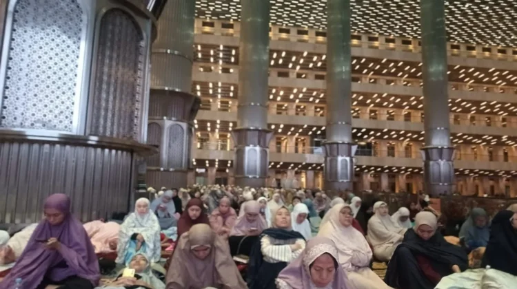 Jemaah Berbagai Daerah Ikuti I’tikaf Qiyamul Lail di Masjid Istiqlal