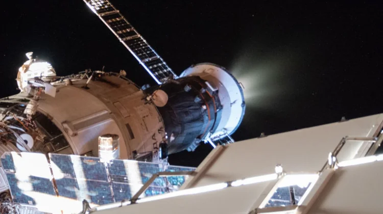 Stasiun ISS Lintasi Orbit yang Lebih Tinggi saat Awak Melakukan Eksperimen Ilmiah