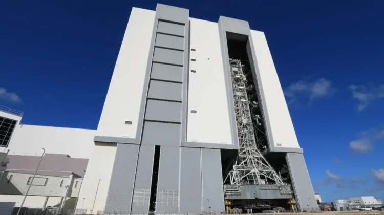 Mobile Launcher NASA untuk Misi Artemis III Tiba di Vehicle Assembly Building