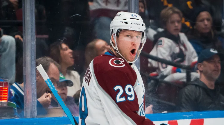 Nathan MacKinnon Raih Piala Rocket Richard Pertama