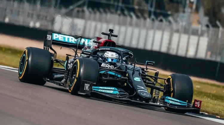 Doriane Pin Jajal Mobil F1 bersama Mercedes