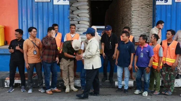 Di Tengah Sidak Gudang Bulog di Magelang, Presiden Sapa dan Foto Bareng Pegawai