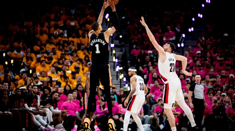 Spurs Tundukkan Trail Blazers 111-98, Unggul 1-0 di Playoff NBA