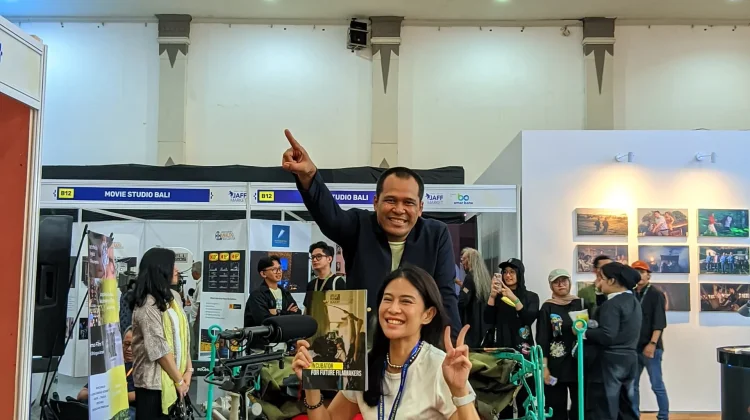 Dian Sastro Beri Beasiswa untuk Perempuan Berbakat Indonesia
