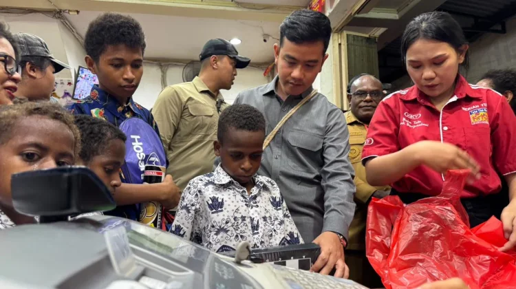 Wapres Belanja Alat Tulis bersama Anak Yatim