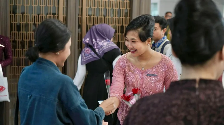 Semarak Hari Kartini, Ratusan Petugas Whoosh Berkebaya, Bagikan Bunga dan Kado
