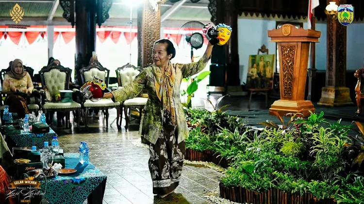 Seniman Bundengan Beberkan Makna Kemerdekaan Perempuan bagi Sesama