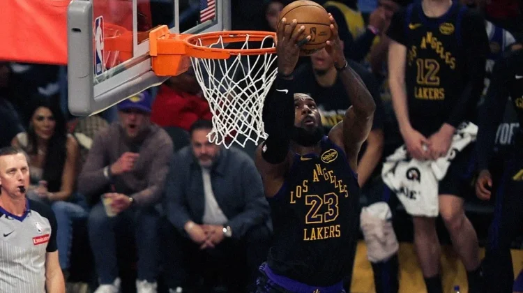 Lakers Tundukkan Rockets, Unggul Dua Gim Playoff