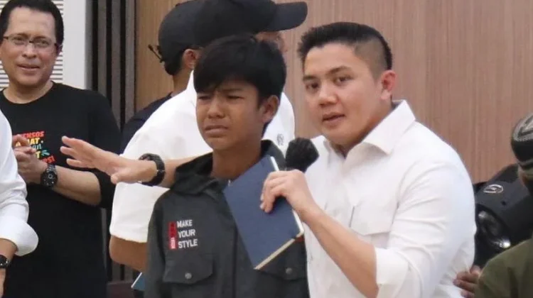 Tinjau Sekolah Rakyat di Pejompongan, Siswa Menangis Dipeluk Seskab Teddy