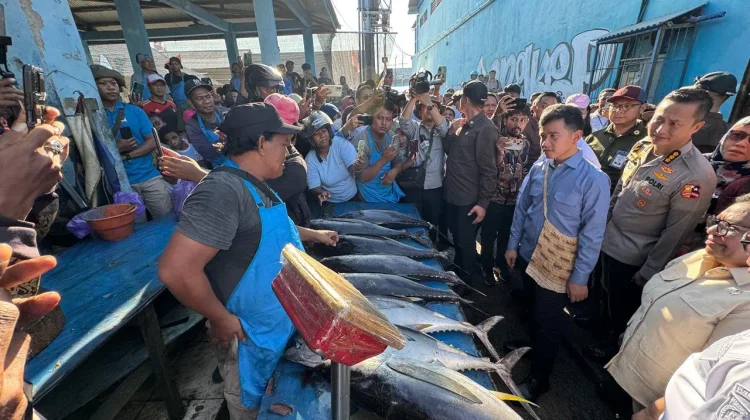 Wapres Tinjau Pelabuhan dan Pasar Ikan Klademak Sorong