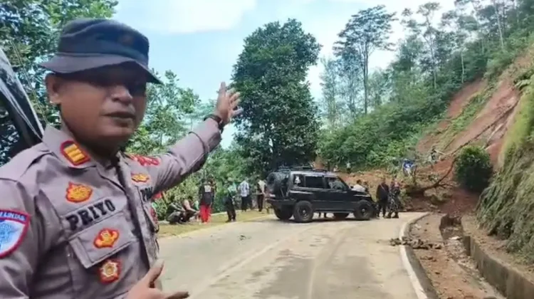 Longsor Garut Tutup Jalur Selatan, Arus Dialihkan