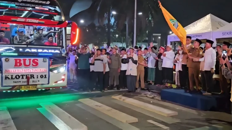 Jemaah Calon Haji Tangsel Perdana Diterbangkan ke Saudi