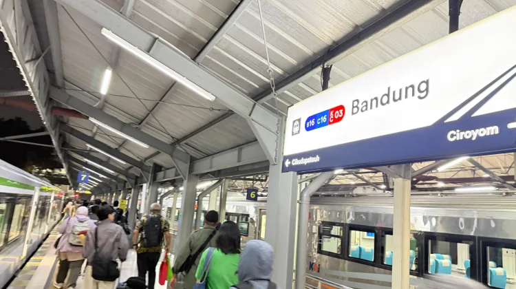 Kereta Api Jadi Pilihan Wisata Menikmati Panorama Alam Akhir Pekan