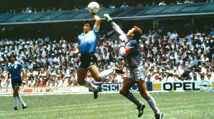Mengulas Momen Ikonik Gol 'Hand of God' oleh Maradona di Piala Dunia