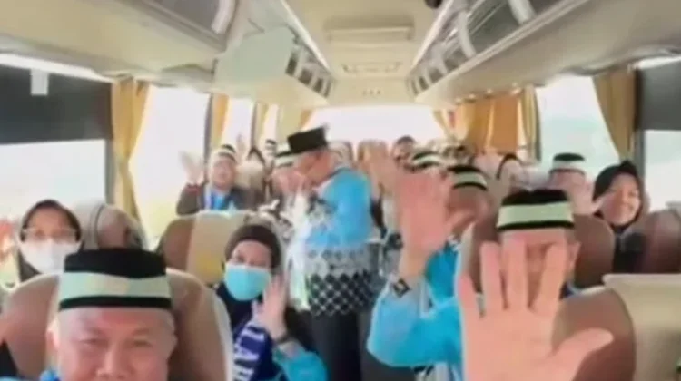 Sebanyak 554 Calon Haji Asal Ponorogo Diberangkatkan ke Asrama Haji Surabaya