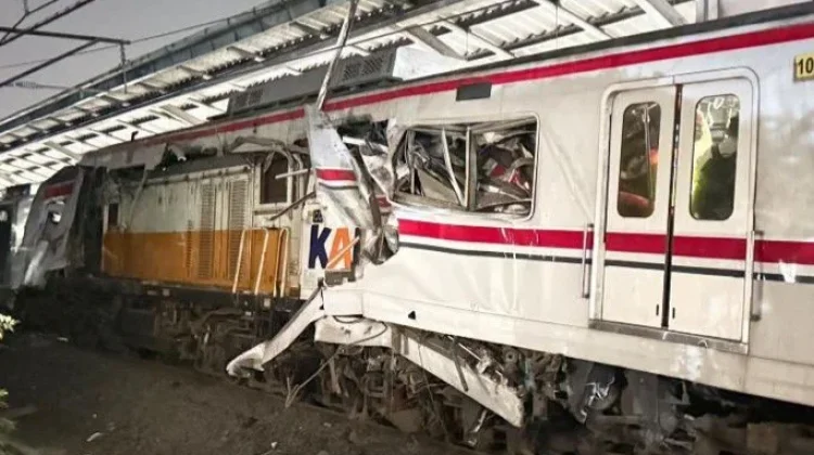 KA Jarak Jauh Tabrak KRL di Bekasi, Penumpang Panik dan Luka-Luka