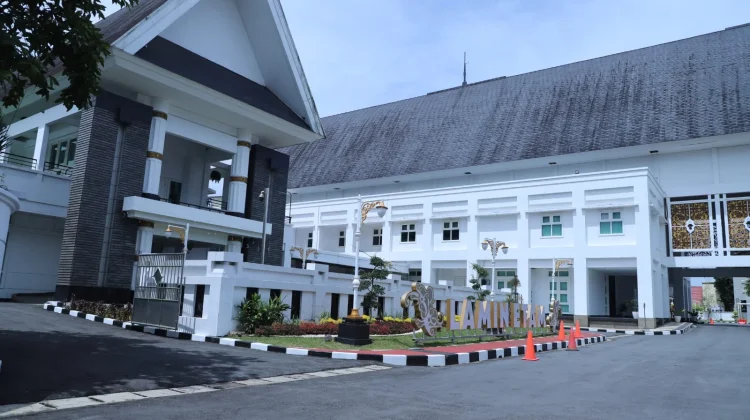 Gubernur Kalimantan Timur Evaluasi Renovasi Rumah Jabatan