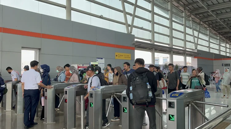 Perjalanan Kereta Dialihkan, Stasiun Bekasi Dipadati Penumpang