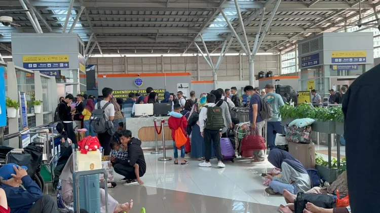 Penumpang KA Jarak Jauh Menumpuk di Stasiun Bekasi, Banyak Perjalanan Terlambat