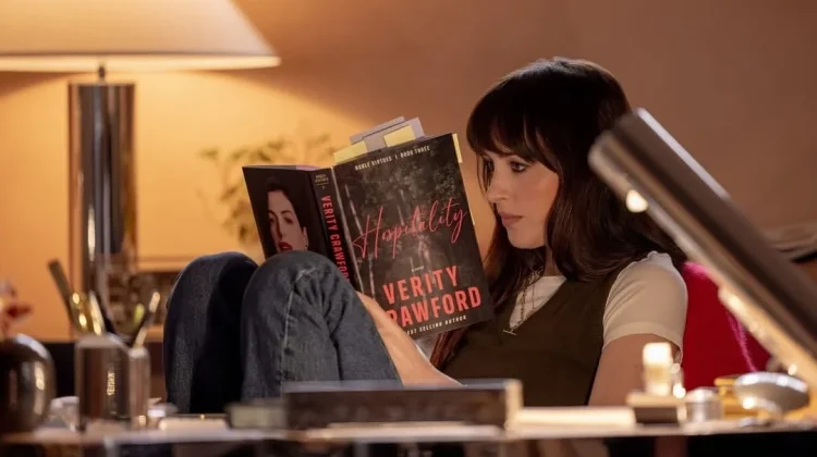 Amazon Rilis Trailer Film ‘Verity’, Dibintangi Dakota Johnson dan Anne Hathaway