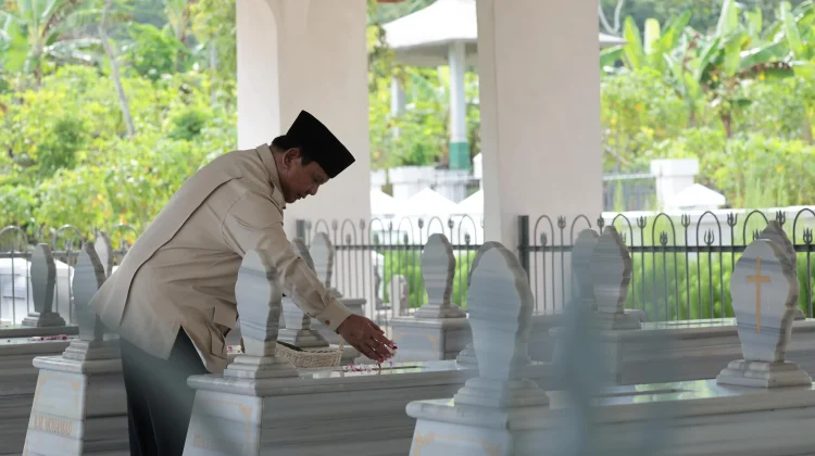 Presiden Prabowo Ziarah ke Makam Kakek di Banyumas