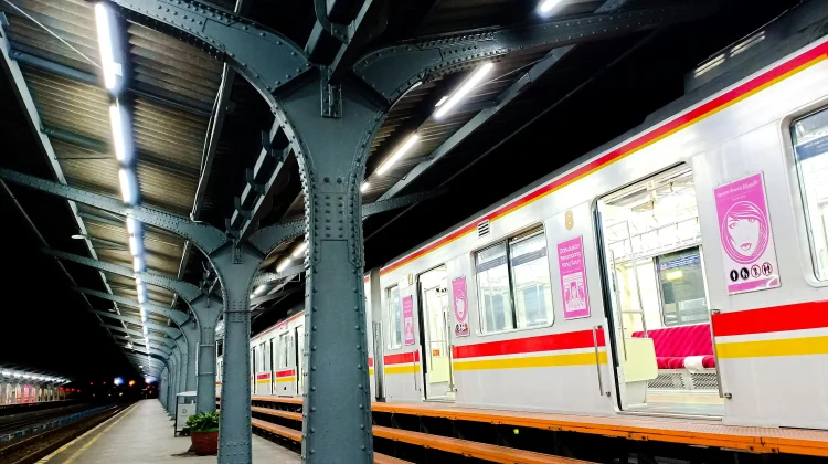 Kenapa Gerbong Wanita KRL Ditempatkan di Ujung Rangkaian? Ini Alasannya