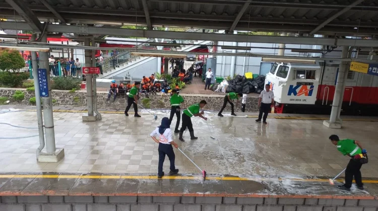 KAI Services Bersihkan Stasiun Bekasi Timur Usai Musibah