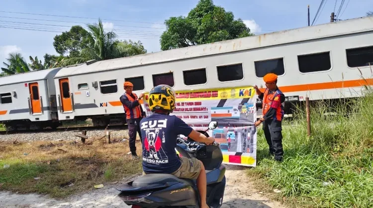 Hati-hati di Jalur Kereta, Simak Tips Aman Menyeberang
