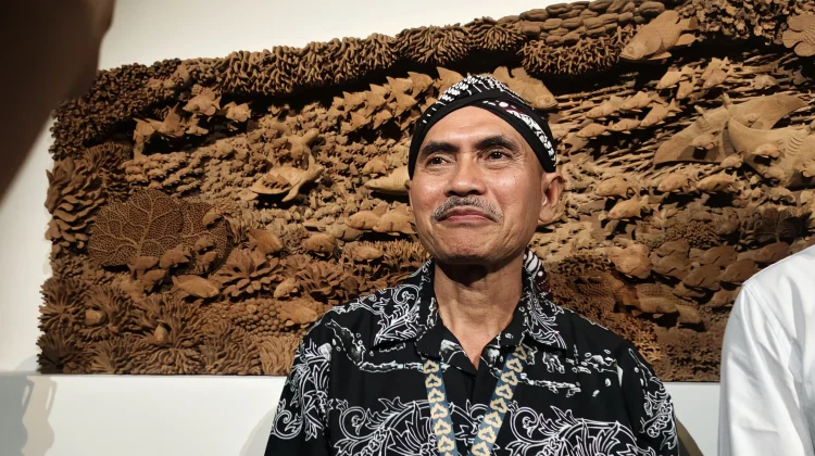 Kisah Seniman Suhartono, Mengukir Keindahan Laut di Atas Kayu Jepara