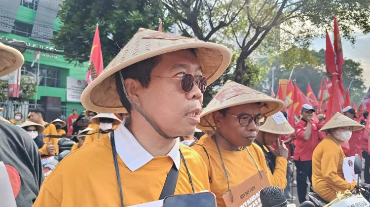 Di Tengah Lautan Buruh, Terdengar Suara Tongkat Mengetuk Jalan Kesetaraan