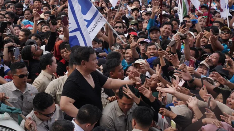 Momen Hangat Presiden Prabowo Tanggalkan Safari, Berbaur dengan Buruh di Monas