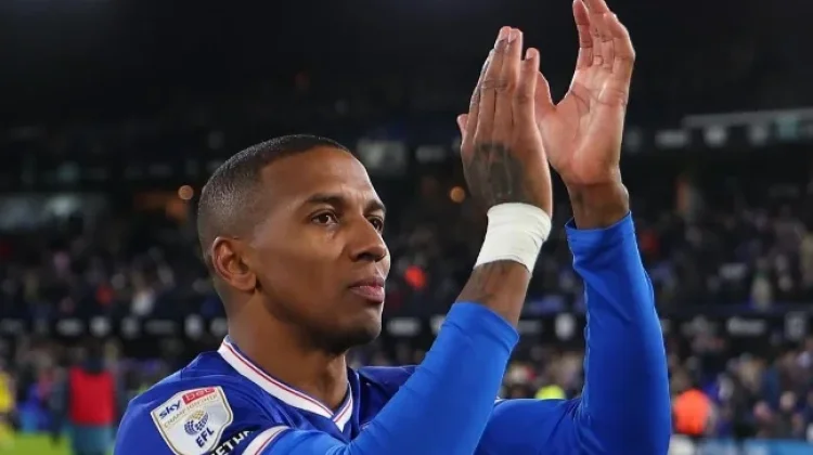 Ashley Young Pamit dari Lapangan Hijau, Tinggalkan Warisan Besar