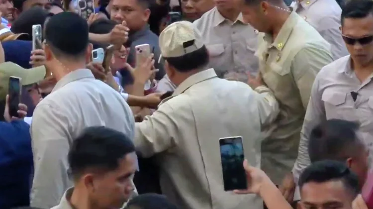 Presiden Prabowo Tembus Barikade Paspampres, Sapa Buruh di Monas