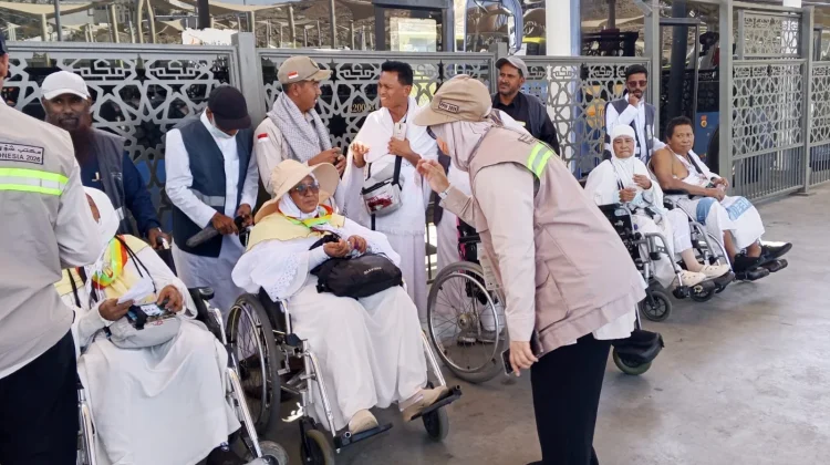 Petugas Haji Bantu Jemaah Sakit Ibadah di Masjid Nabawi