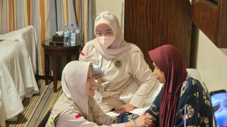 Tangis Nenek Malka Pecah saat Dilayani Petugas Haji