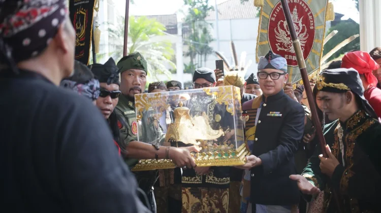 Beratnya Capai 8 Kilogram, Begini Sejarah Mahkota Binokasih