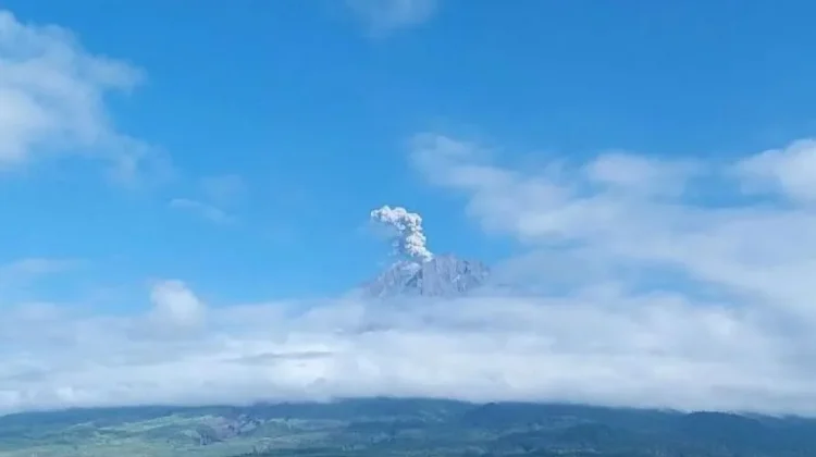 Gunung Semeru Erupsi, Kolom Abu Capai 900 Meter di Atas Puncak