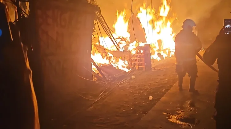Kebakaran Hanguskan Tiga Bangunan Lapak Limbah di Kota Tangerang