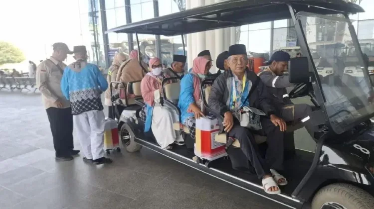 Golf Cart Rooftop di Masjidil Haram Permudah Jemaah Lansia Beribadah