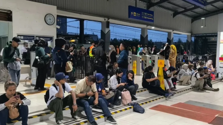Penumpang KRL Terjebak 1,5 Jam di Jurangmangu Tangsel