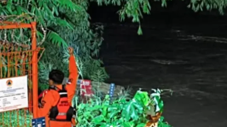 Air Kali Bekasi Naik, BPBD Bunyikan Sirine Peringatan Banjir