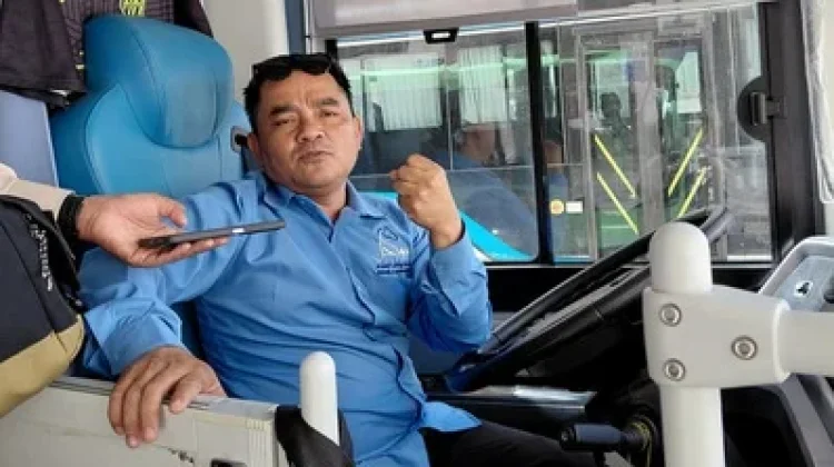 Surdi, Mantan Montir Kini Mengawal Jamaah Sebagai Sopir Bus Selawat di Makkah
